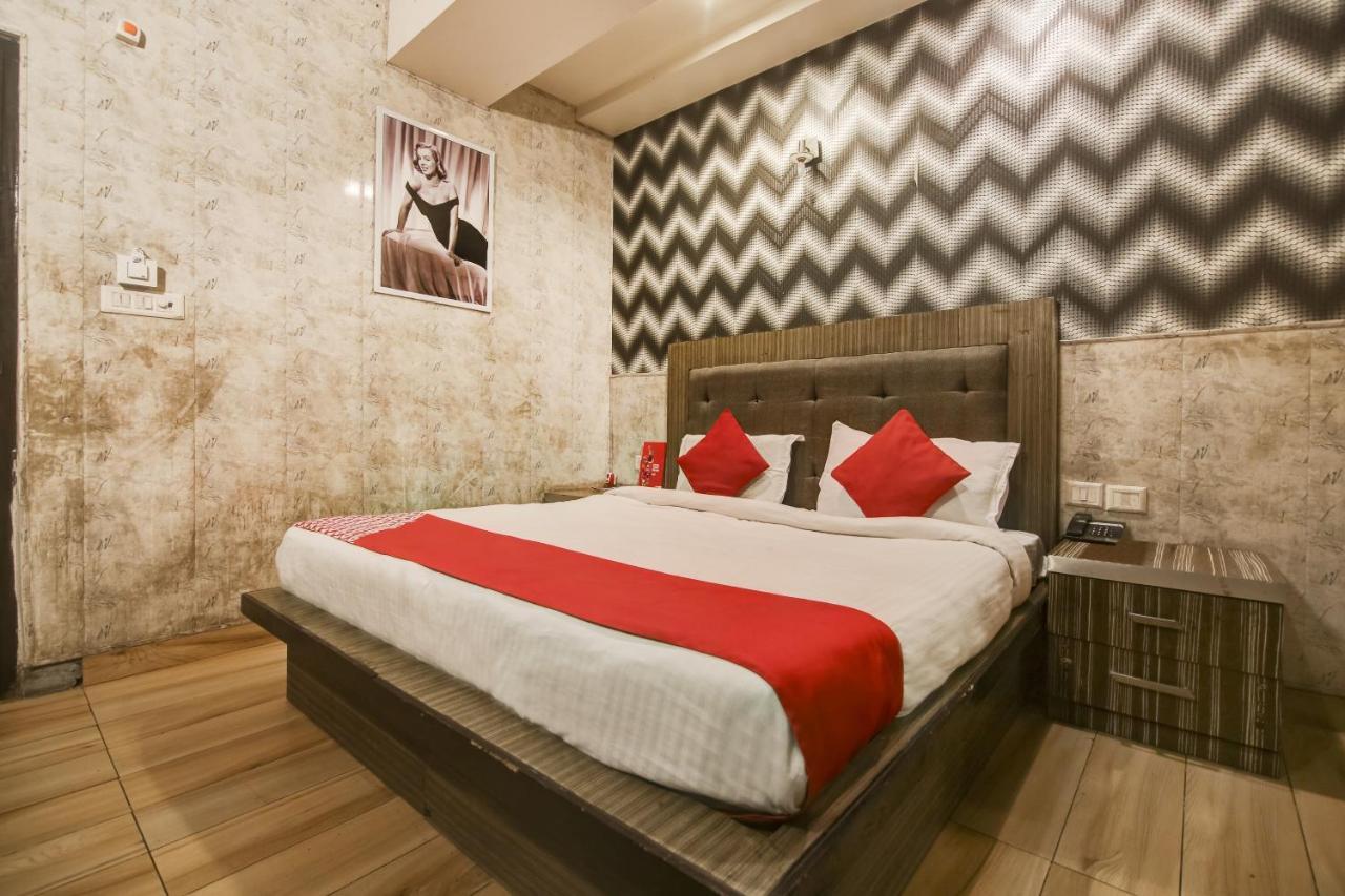 Collection O 76248 Hotel D Crown Neu-Delhi Exterior foto