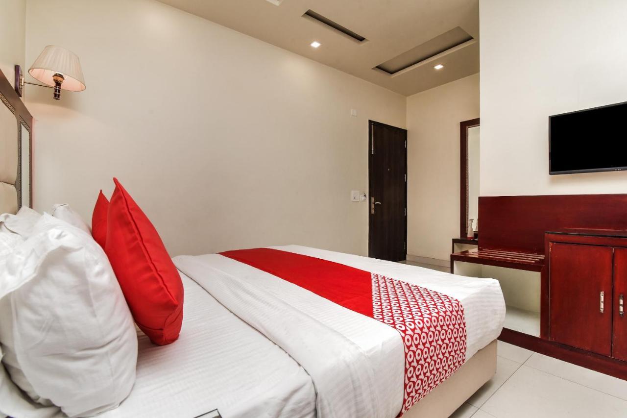 Collection O 76248 Hotel D Crown Neu-Delhi Exterior foto
